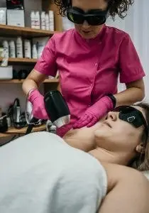 Susana Tudurache la aparatul de epilare laser, în cabinet